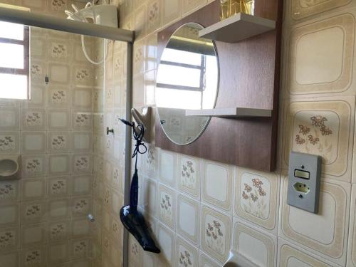 本图贡萨尔维斯Casa aconchegante no Vale Vinhedos的浴室设有镜子,墙上设有电话
