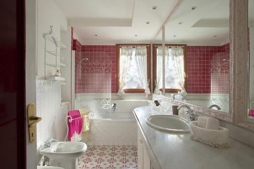 伊斯基亚Villa Gianturco - Luxury In The Green Island的一间带水槽、浴缸和卫生间的浴室