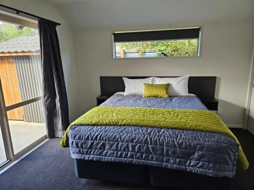 格雷默斯亚琛广场汽车旅馆的一间卧室配有一张带黄色毯子和窗户的床