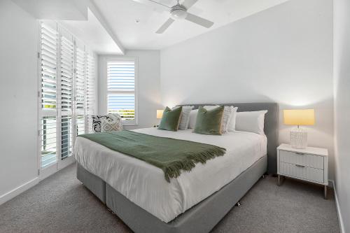 卡瓦纳华特斯Oceanus Bokarina Beach的白色卧室设有大床和窗户