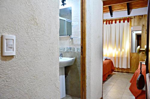 卡薇亚惠奎因酒店的一间带水槽的浴室和一张位于客房内的床