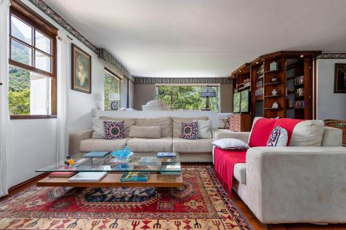 彼得罗波利斯Casa em Araras: Piscina, sauna e serviço incluído!的客厅配有沙发和桌子