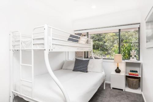 拜伦湾A Perfect Stay - 11 James Cook Apartments的白色的客房设有一张双层床,配有窗户