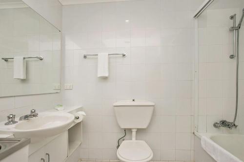 拜伦湾A Perfect Stay - 2 James Cook Apartments的浴室配有卫生间、盥洗盆和淋浴。