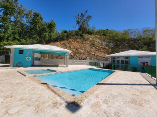 卡沃罗霍Casa Arrecife 28的一座带建筑和房屋的游泳池