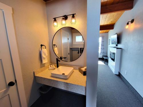 韦斯特波特Saltwater Inn的一间带水槽和镜子的浴室