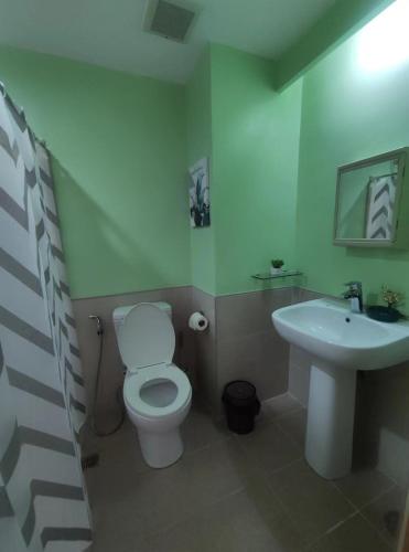 宿务Studio Condotel Unit in Cebu City #NetflixandChill的浴室配有白色卫生间和盥洗盆。