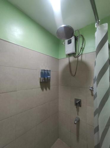 宿务Studio Condotel Unit in Cebu City #NetflixandChill的带淋浴的浴室,天花板上配有灯