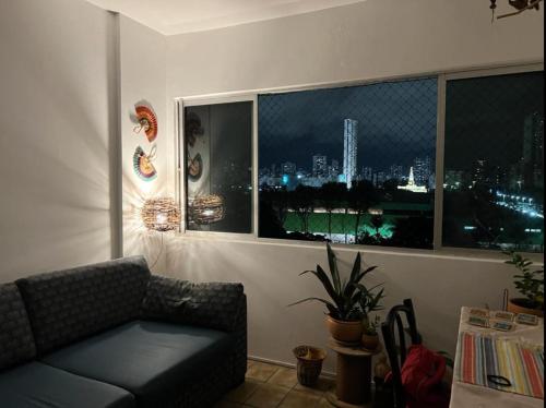 累西腓Suite aconchegante na Torre的带沙发的客厅,享有城市美景