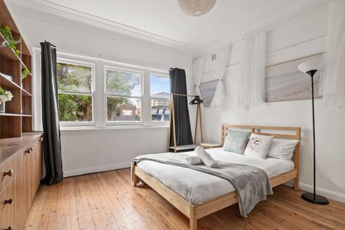 悉尼Double Room in Sans Souci SHARED HOUSE- 2的一间设有床铺的卧室,位于带窗户的房间内