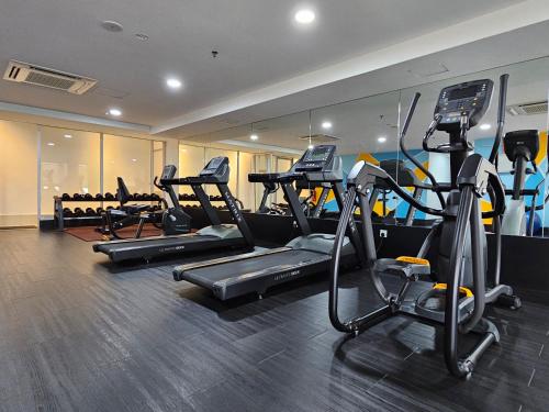 吉隆坡Days Hotel & Suites by Wyndham Fraser Business Park KL的健身房设有数台跑步机和椭圆机