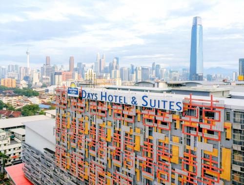 吉隆坡Days Hotel & Suites by Wyndham Fraser Business Park KL的一座建筑,上面标有阅读酒店和套房的标志