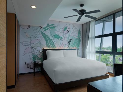 迈考海滩Avani Plus Mai Khao Phuket Suites的卧室配有白色的床和植物墙