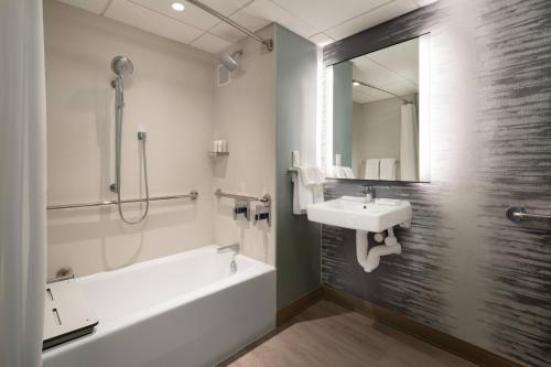 托伦斯托兰斯雷东多海滩万豪的浴室设有白色浴缸、水槽和浴缸。