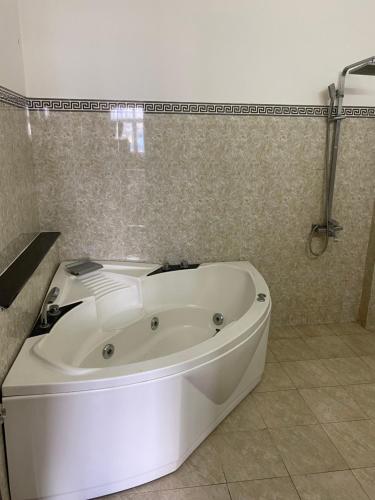 胡志明市Thanh Bình 2 Hotel的浴室内设有大型白色浴缸。