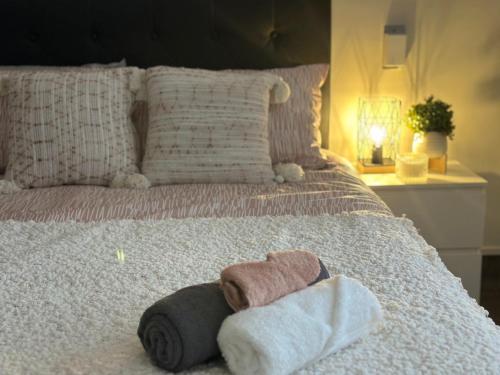 奥克兰Eden Lodge的一间卧室配有带毛巾的床