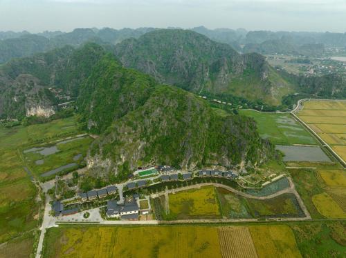 宁平Athena Premier Resort Ninh Bình的享有高山空中美景,设有火车