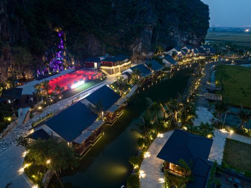 宁平Athena Premier Resort Ninh Bình的夜间享有度假村的空中景致