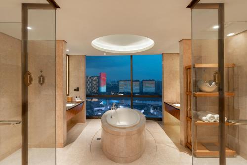 长沙长沙北辰洲际酒店的一间带卫生间的浴室,享有城市美景