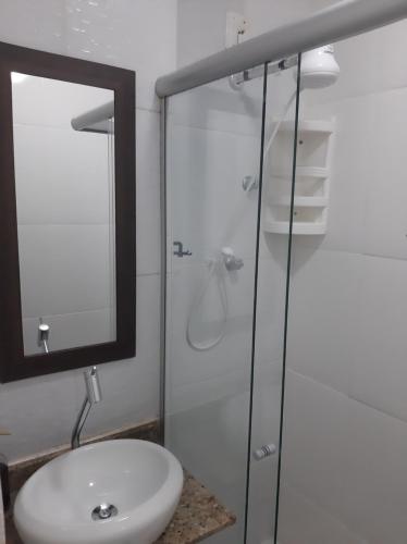 尼泰罗伊Loft aconchegante - Centro Niterói的一间带水槽和玻璃淋浴的浴室