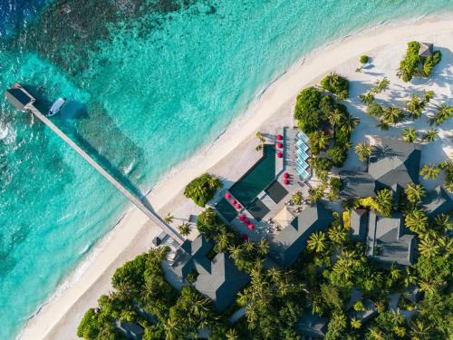 Gaafu Dhaalu AtollNH Collection Maldives Havodda Resort的享有海滩空中美景和度假胜地