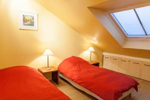 瑟温Doller Villa 4 stars Hot Tub Mountain Ski Ballon d'Alsace的阁楼卧室设有两张床和窗户。