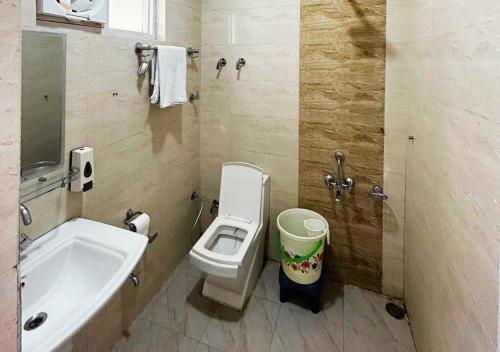 比尔瓦Gliders Inn by Barefoot Inc的浴室配有白色卫生间和盥洗盆。