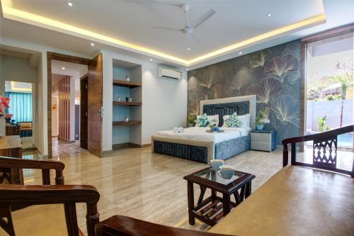 巴加Euphoria Luxury Villa - 5BHK - Private Pool - Jacuzzi, Baga的一间卧室设有一张床和一间客厅。