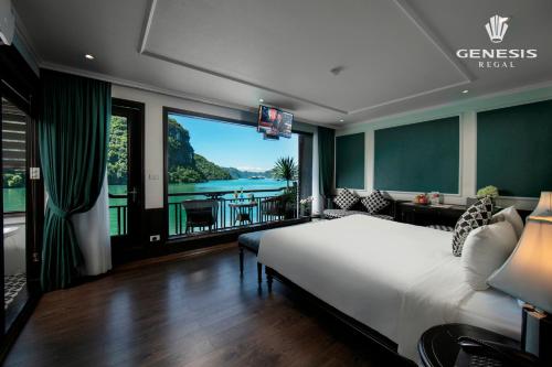 下龙湾Genesis Luxury Regal Cruises的一间卧室设有一张大床和一个大窗户