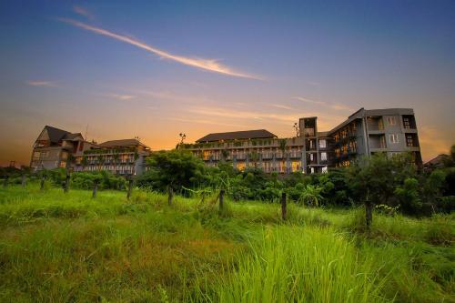 坎古巴厘回音海滩富力酒店的一群草场上的公寓楼