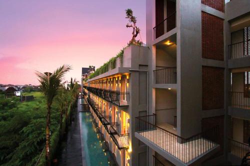 坎古巴厘回音海滩富力酒店的日落时分建筑一侧的景色