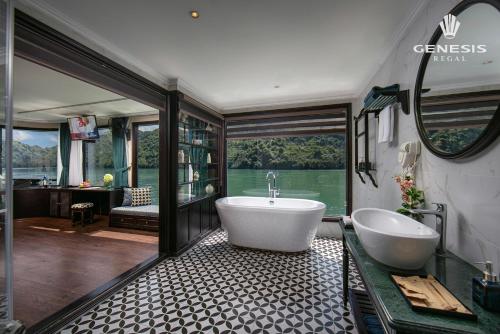 下龙湾Genesis Luxury Regal Cruises的带浴缸和盥洗盆的大浴室