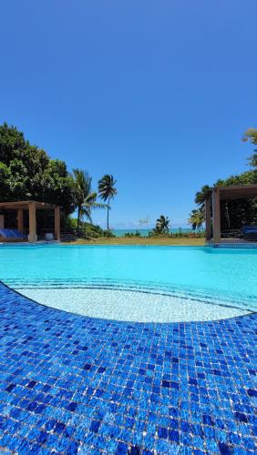 康德BRISA DE CARAPIBUS的地面上一个蓝色瓷砖的游泳池