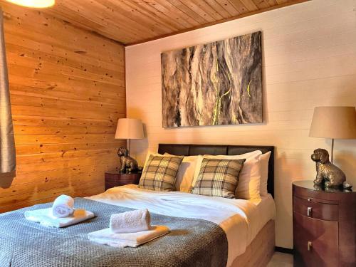卡马森Woodland Lodge’s St Clears的一间卧室配有一张床,上面有两条毛巾