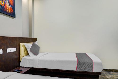 GunadalaTownhouse 1199 Hotel Dev's Inn by CJ的一间卧室配有两张床和一张桌子