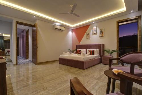 巴加Euphoria Luxury Villa - 5BHK - Private Pool - Jacuzzi, Baga的客厅配有床和沙发