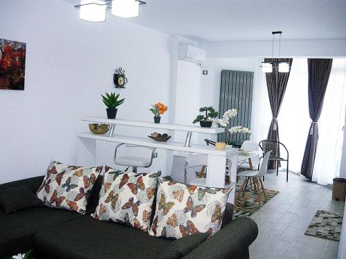 北马马亚-讷沃达里Apartament Sunny Holiday的客厅配有沙发和桌子