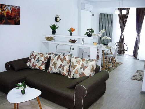 北马马亚-讷沃达里Apartament Sunny Holiday的客厅配有沙发和桌子