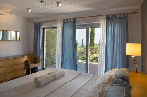 雷夫卡达镇Ionian Dream Villas的一间卧室设有一张床和一个大窗户