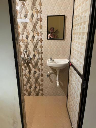 阿姆波尔NO NAME GUESTHOUSE的一间带水槽和镜子的浴室