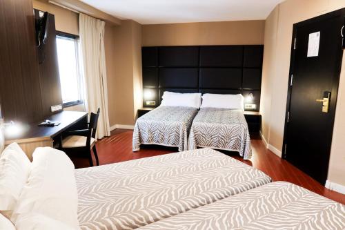 本讷图萨贝内图瑟酒店的酒店客房配有两张床和一张书桌