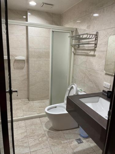 罗东镇羅東珍寶的浴室配有卫生间、盥洗盆和淋浴。
