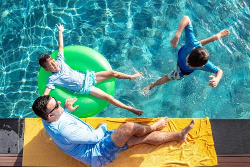 迪拜Centara Mirage Beach Resort Dubai的一群人跳入游泳池