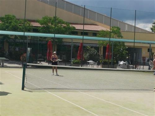 托尔托雷托Villaggio Welcome Riviera d'Abruzzo的一名妇女在网球场上