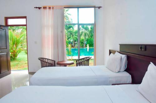 波隆纳鲁沃斯烟科假日度假酒店的游泳池景客房 - 带两张床