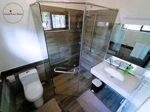 伊斯兰堡Grand Peace House II的带淋浴、卫生间和盥洗盆的浴室