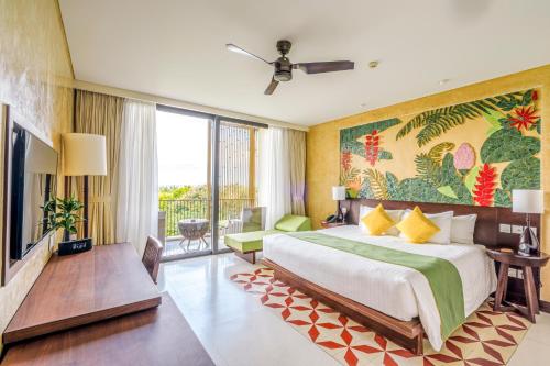 富国Salinda Resort Phu Quoc - Sparkling Wine Breakfast的酒店客房设有一张大床和一个阳台。