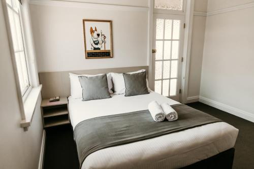 默威伦巴The Imperial Hotel的一间卧室配有一张大床和两个枕头