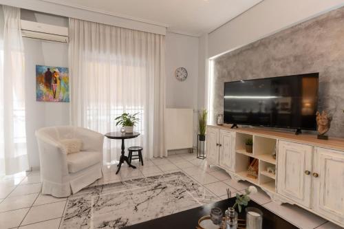 拉里萨Unique central apartment的客厅配有大屏幕平面电视