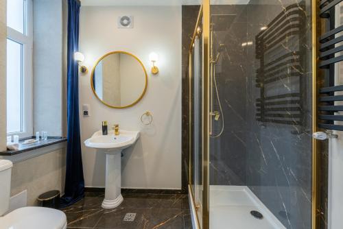 ŚwidwinKaJo Apartamenty的一间带水槽和淋浴的浴室